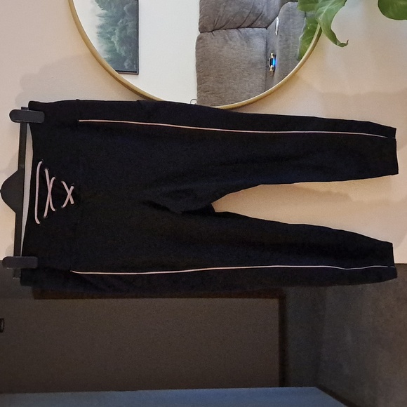 Black & Pink Lattice Front Crop Wicking Active Legging with Pockets - Picture 6 of 7